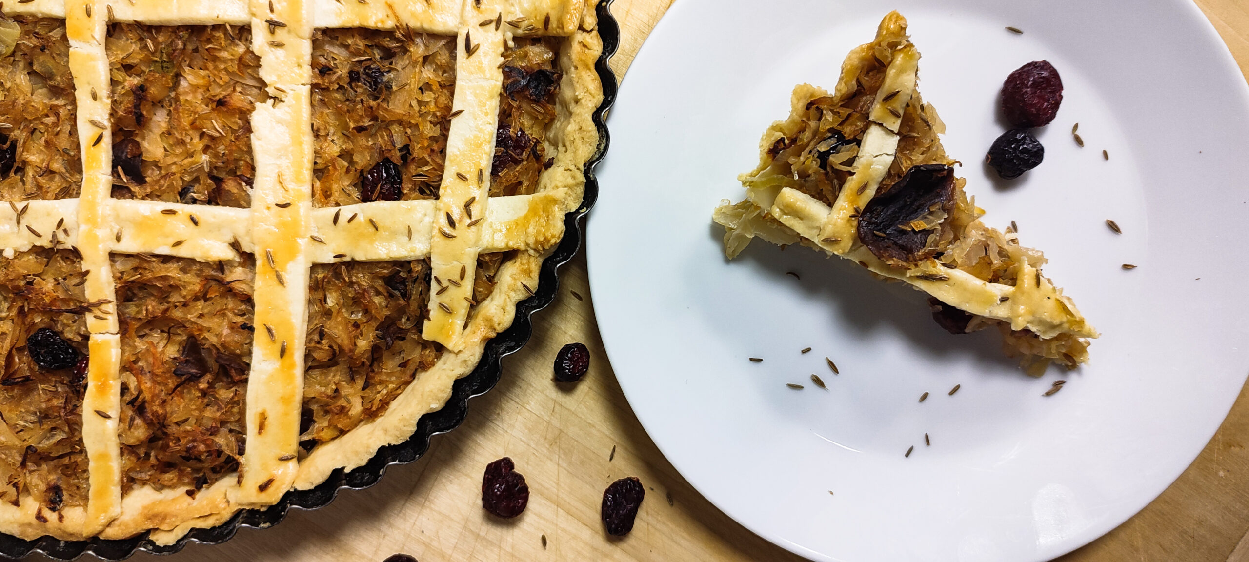 Kapusta z żurawiną i grzybami (w krokiecie oraz kminkowej tarcie)