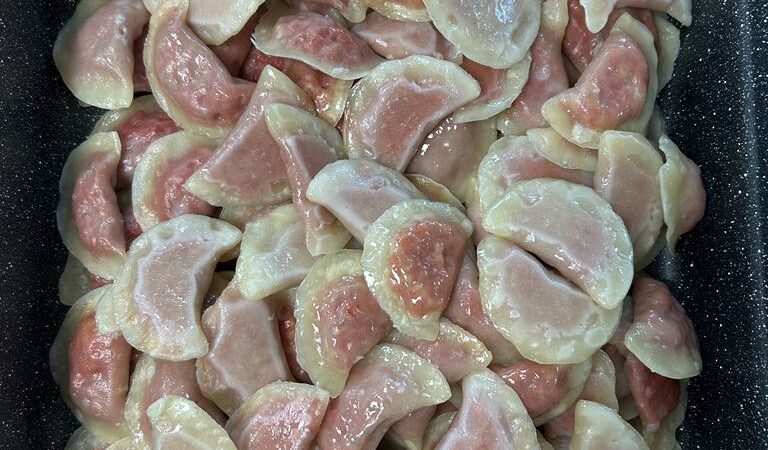Pierogi z burakiem, kaszą i kozim serem
