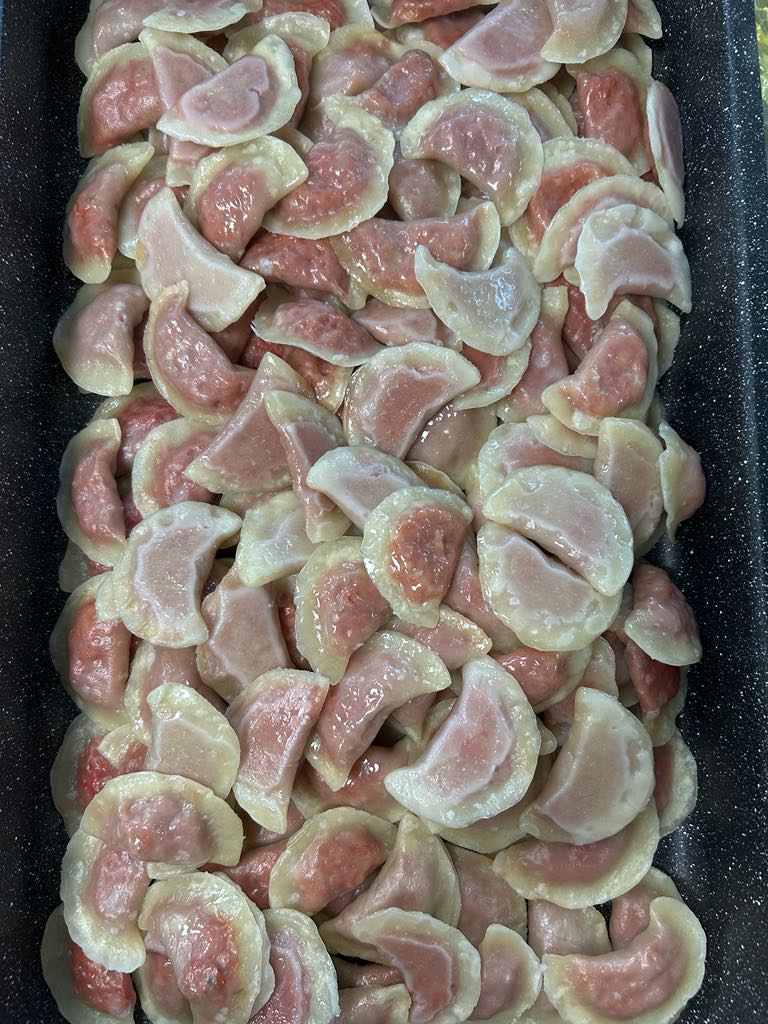 Pierogi z burakiem, kaszą i kozim serem