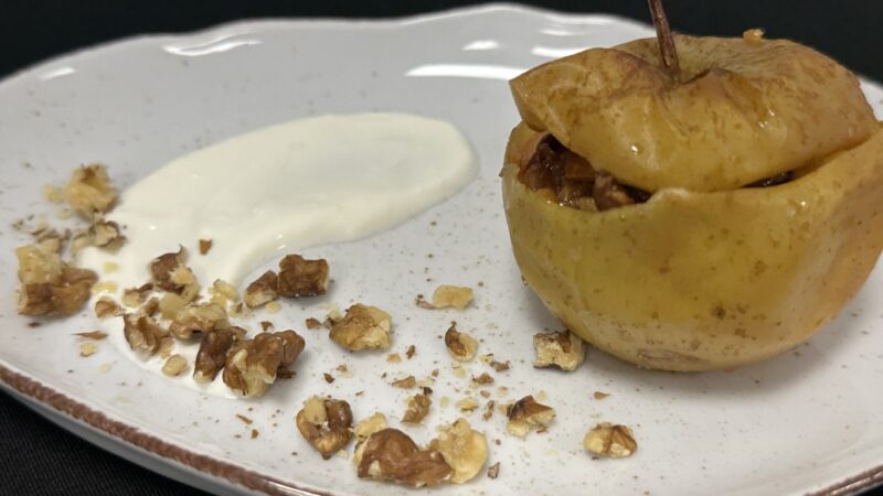 Jabłka pieczone z farszem śliwkowo-orzechowym