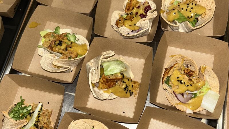 Tortilla z falafelem i warzywami