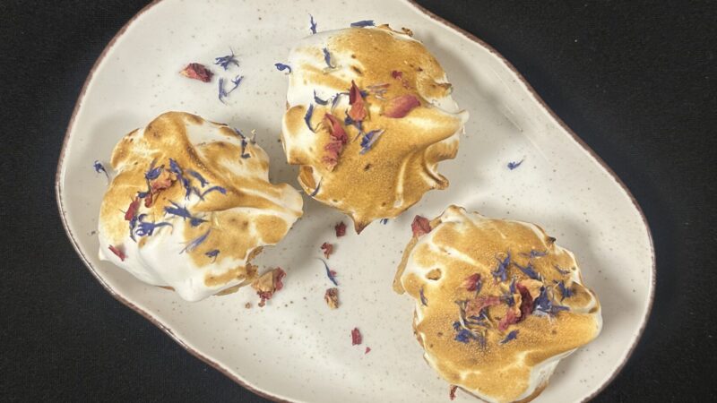 Cytrynowe ptysie z gorzką czekoladą i włoską bezą